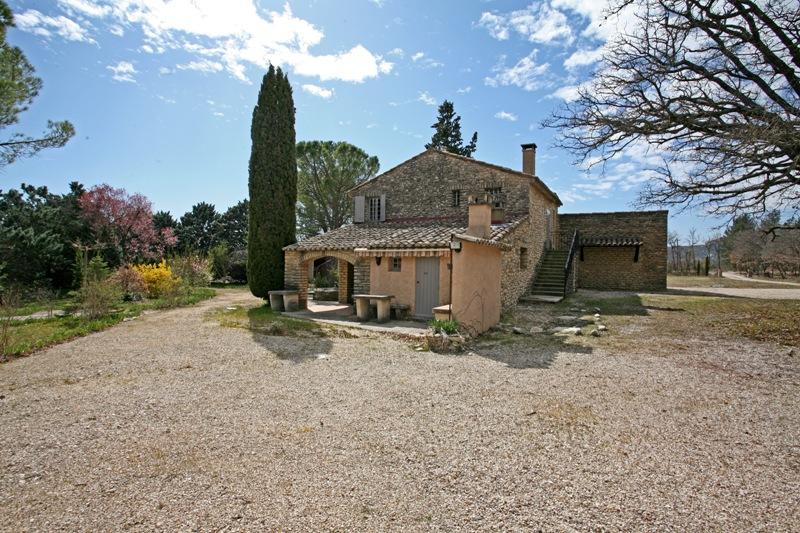 Luberon, on a 15.800 m² flat piece of land, old silkworm nursery converted and renovated